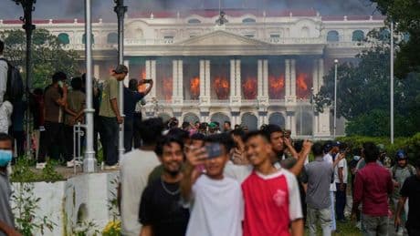 Asien: China verliert wichtigen Verbündeten: Nepals Regierungschef tritt nach blutigen Unruhen zurück