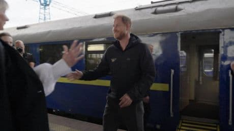Il principe Harry a sorpresa in Ucraina: "Ho dovuto consultarmi col governo... e con Meghan"
