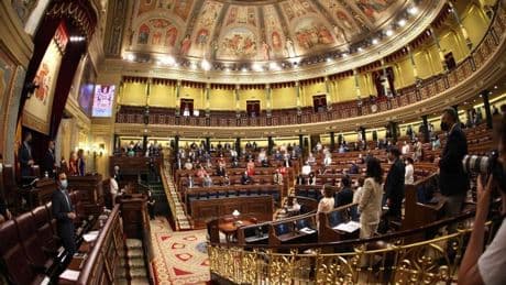 Las 6 claves del nuevo reglamento del Congreso para defender a los periodistas de los agitadores ultras