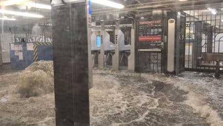 Les images de New-Yorkais coincés dans leur rame de métro à cause des inondations