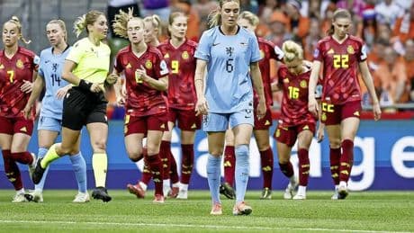 Duitse vrouwen leiden Leeuwinnen aan de oevers van de Weser naar de slachtbank