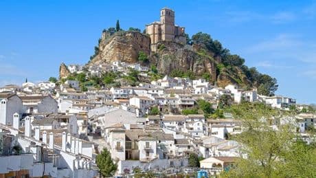 El pueblo que alberga una fortaleza árabe del siglo XIV y una iglesia neoclásica única