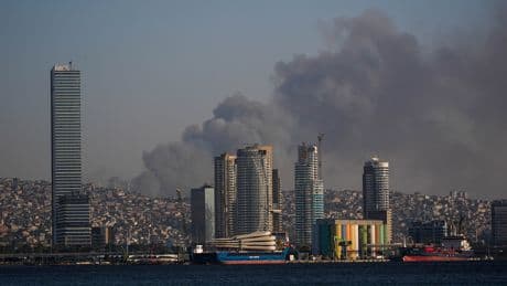 İzmir'de korkutan yangın! Ekipler bölgeye sevk edildi