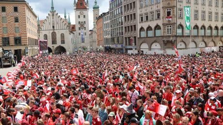 Doppelte Meister-Feier auf dem Marienplatz - Jetzt LIVE! Bayerns doppelte Balkon-Party