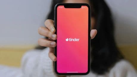El reconocimiento facial llega a Tinder: ahora tendrás que grabarte un vídeo para usar la app