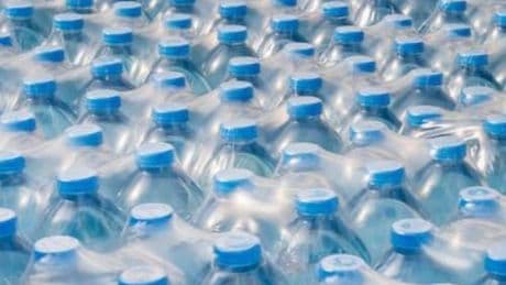 Acqua minerale, sorpresa nella classifica di Altroconsumo: chi c'è tra i marchi bocciati