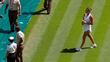 Um einem Fan zu helfen - Nr. 1 der Welt unterbricht Wimbledon-Halbfinale