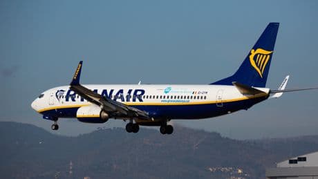 Une bagarre déclenchée par les pleurs d’un enfant dans un avion cloue les passagers au sol