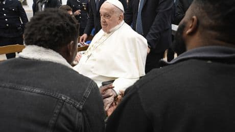 El papa aparece para la bendición Urbi et Orbi en el balcón de la fachada de San Pedro