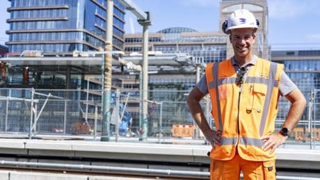 Spectaculaire operatie op station Amsterdam-Zuid: stalen perronkappen van 13.000 kilo over spoor gehesen