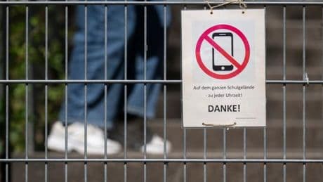 Nach dem Regierungswechsel: Ministerin Prien gegen private Handynutzung an Grundschulen