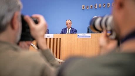Sommerpressekonferenz: Merz mit einer Prise Merkel
