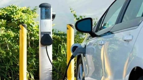 Incentivi auto, pubblicato decreto: fino a 11 mila euro per l'acquisto di un'auto elettrica