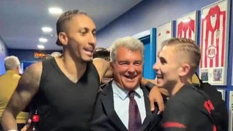 Laporta, rey de la fiesta en el vestuario del Barça