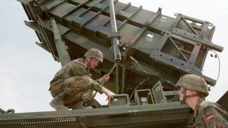 Ucraina, per la difesa dei cieli l'Ue paga (caro) i missili Patriot Usa. Trump: «Compreranno le armi a prezzo pieno»