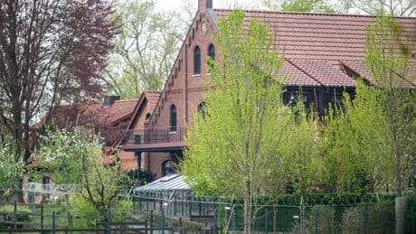 Ex-RAF-Terroristin vor Gericht: Gericht zieht für Klette-Prozess in umgebaute Reithalle