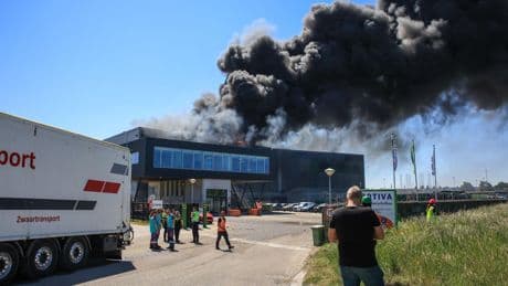 NL-Alert uitgestuurd om zwarte rookwolken door brand in hal vol bouwafval in Vlaardingen