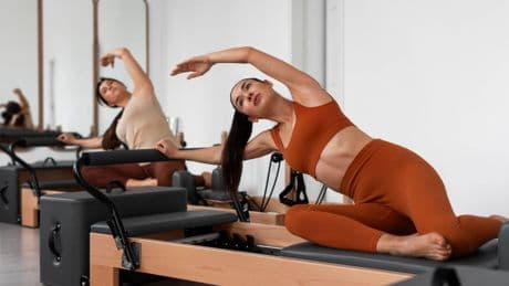 Pilates en casa: los 6 ejercicios con una toalla que sustituyen al Reformer y transforman tu cuerpo