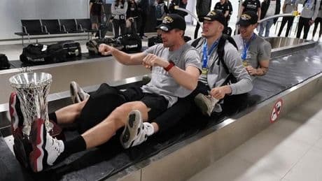 Así ha sido el vuelo de vuelta de los campeones: champán y discoteca volante