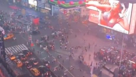 Un adolescente abre fuego y hiere a tres personas en Times Square, en Nueva York