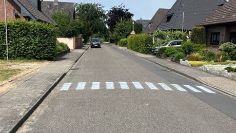 Geht natürlich so nicht ...: Unbekannte malen Zebrastreifen auf Straße – Polizei reagiert humorlos