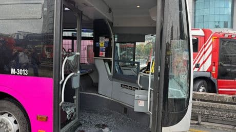 Beylikdüzü'nde iki metrobüs çarpıştı: 13 kişi yaralandı