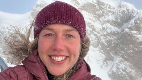 Laura Dahlmeier, campionessa di biathlon travolta da una frana in Pakistan: soccorsi difficili, si teme per la sua vita