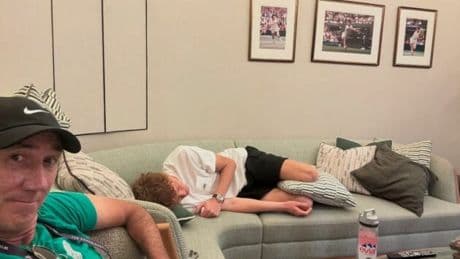 Riposini sul divano, crioterapia e “pizzate” in giardino: Cahill pubblica gli scatti privati di Sinner – FOTO