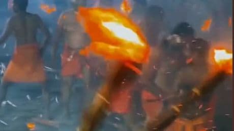 Feuriges Ritual - Fackelschlacht mit Palmwedeln