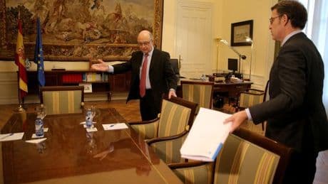 El despacho que fundó Montoro rechazó en tres ocasiones identificar ante Hacienda a clientes de su presidente