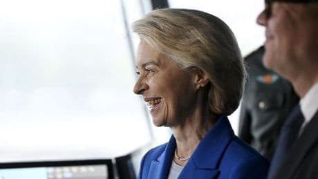 Von der Leyen defiende una "Ucrania bien armada" durante su viaje a la frontera polaca con Bielorrusia