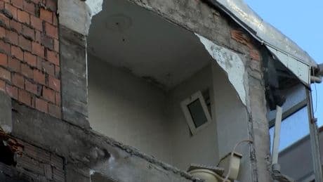 Güngören'de yıkım esnasında oyuncu Orhan Yaylacıkoral'ın evi zarar gördü