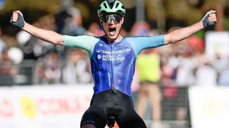 Nicolas Prodhomme wint negentiende etappe in Giro, roze trui blijft voor Isaac del Toro