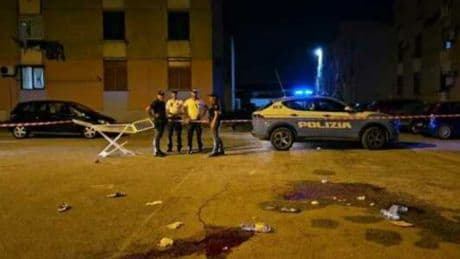 Sparatoria a Taranto un morto e tre feriti ai Tamburi: tra loro anche un bambino
