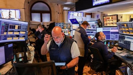 Wall Street mantiene el freno a la espera de la llamada entre Trump y Xi: el Dow Jones defiende los 42.000 puntos