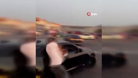 İzmir'de tehlikeli şov: Çarptığı gibi yere savruldu