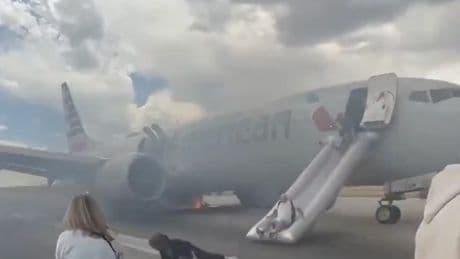 Il fumo, poi l'evacuazione: terrore a bordo di un Boeing dell'American Airlines