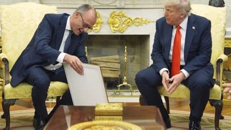 Merz regala al presidente de EEUU el certificado de nacimiento de su abuelo, Frederick Trump
