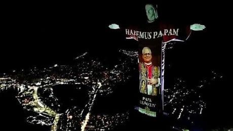 Eerbetoon aan nieuwe paus op iconisch Jezus-beeld