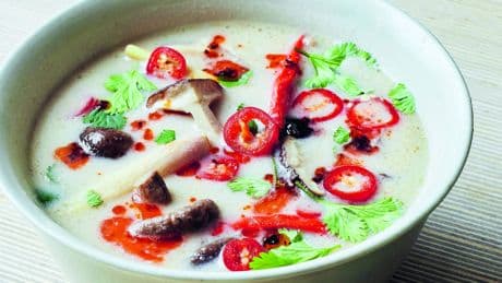 Deze soep smaakt naar de vakantie: Pittige kokosbouillon met paddenstoelen