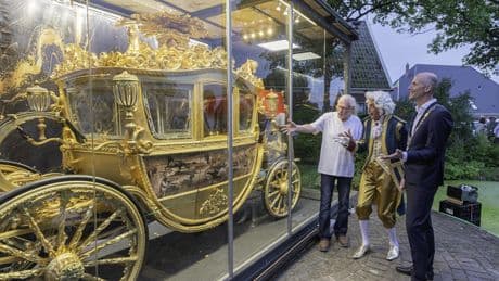 Paleis Soestdijk geïnteresseerd in unieke gouden koets: ’Dít slaat alles’