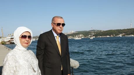 Emine Erdoğan'dan İstanbul Boğaz'ındaki geçit törenine ilişkin paylaşım