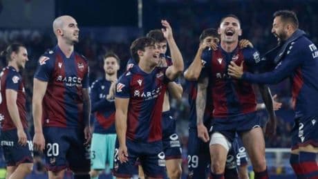 Las peñas del Levante animan a 'teñir' Valencia de azulgrana ante el posible ascenso