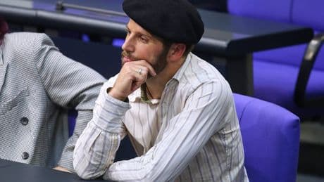 Baskenmützen-Provokation - Linken-Abgeordneter fliegt aus Bundestag