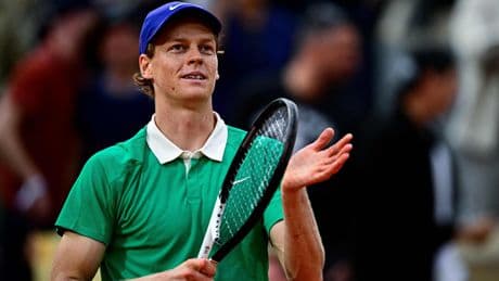 Jannik Sinner na drie intense sets tegen Novak Djokovic naar finale Roland Garros, waarin hij Carlos Alcaraz treft