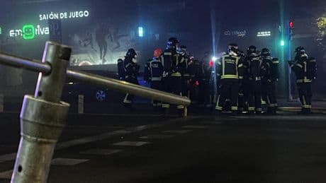 Incendio al lado del Retiro: varios coches arden en la planta menos cuatro de un parking y el humo obliga a cortar el tráfico