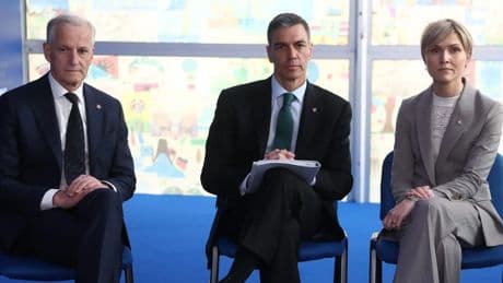 Pedro Sánchez defiende las renovables y solicita reforzar las interconexiones eléctricas tras el apagón total