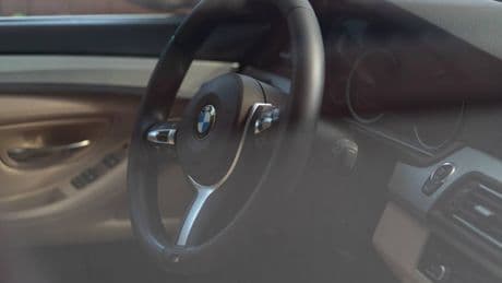 Bari, bimbo di due anni chiuso in auto sotto il sole: i passanti rompono i vetri per salvarlo
