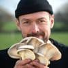 Passionné par les champignons, il a changé de vie pour les cultiver en Bretagne