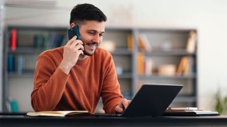 Office worker finds genius use for standing desk as people left in stitches